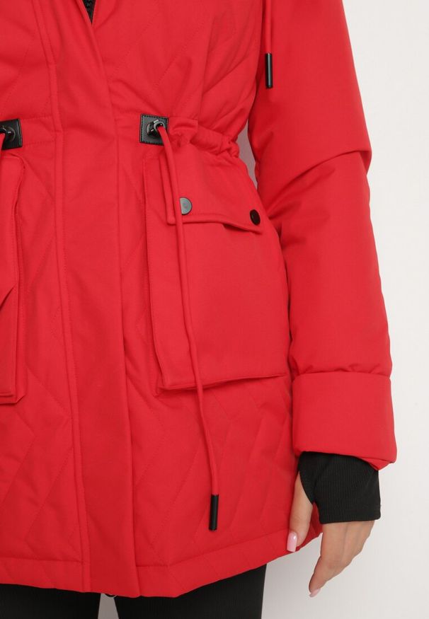 Born2be - Czerwona Pikowana Kurtka Parka z Odpinanym Kapturem na Suwak Ściągana w Talii Ericeas. Okazja: na co dzień. Kolor: czerwony. Materiał: jeans. Długość rękawa: długi rękaw. Długość: długie. Styl: sportowy, wizytowy, elegancki, casual