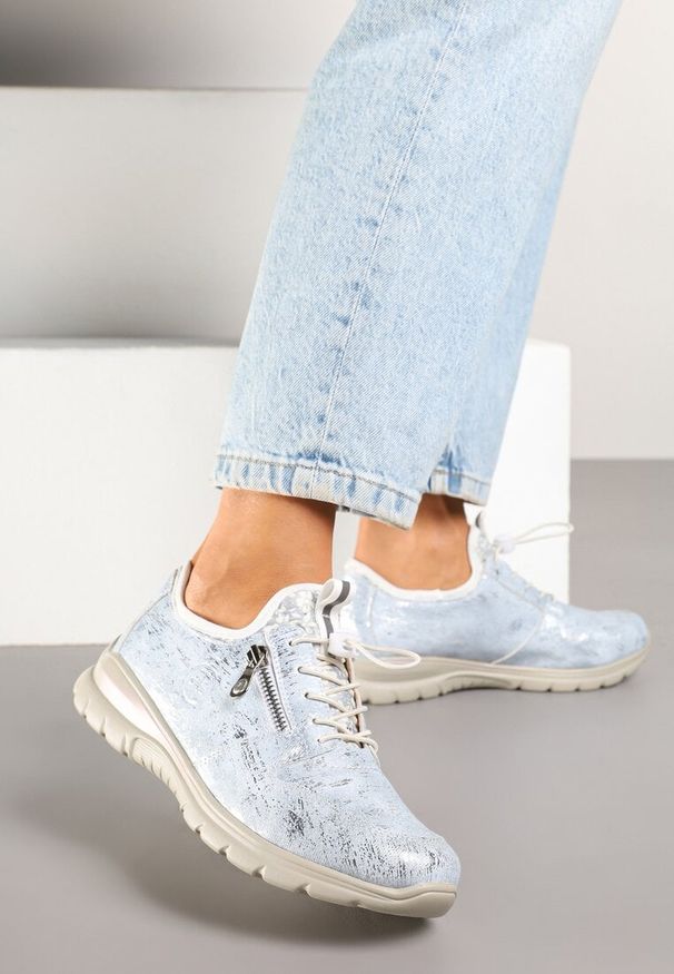 Born2be - Jasnoniebieskie Sneakersy z Ozdobnym Suwakiem Eblerria. Okazja: na co dzień. Zapięcie: zamek. Kolor: niebieski. Materiał: jeans