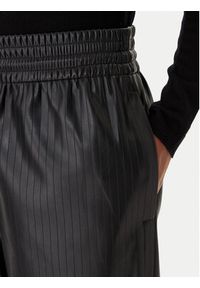 BOSS Spodnie z imitacji skóry Talpina 50548123 Czarny Relaxed Fit. Kolor: czarny. Materiał: skóra #3