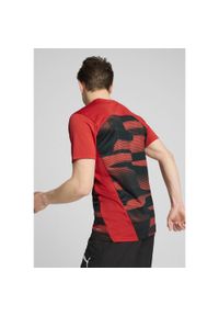 Puma - Męska koszulka przedmeczowa z krótkim rękawem AC Milan PUMA. Kolor: czerwony, wielokolorowy, czarny. Długość rękawa: krótki rękaw. Długość: krótkie