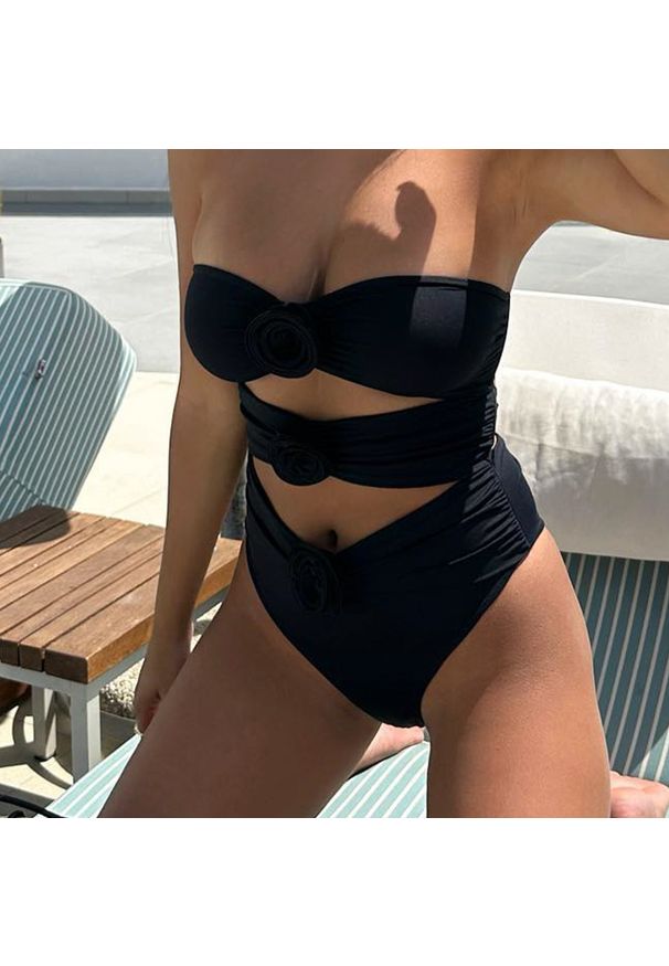 Intica - Jednoczęściowy kostium kąpielowy z florystycznym wzorem na lato Charlot. Kolor: czarny. Materiał: materiał. Wzór: kwiaty