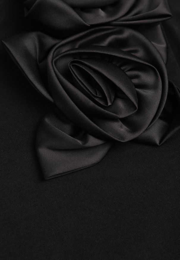 Renee - Czarny Bawełniany T-shirt o Klasycznym Kroju z Kwiatowymi Aplikacjami 3D Morgane. Okazja: do pracy. Kolor: czarny. Materiał: bawełna. Wzór: kwiaty, aplikacja. Styl: klasyczny