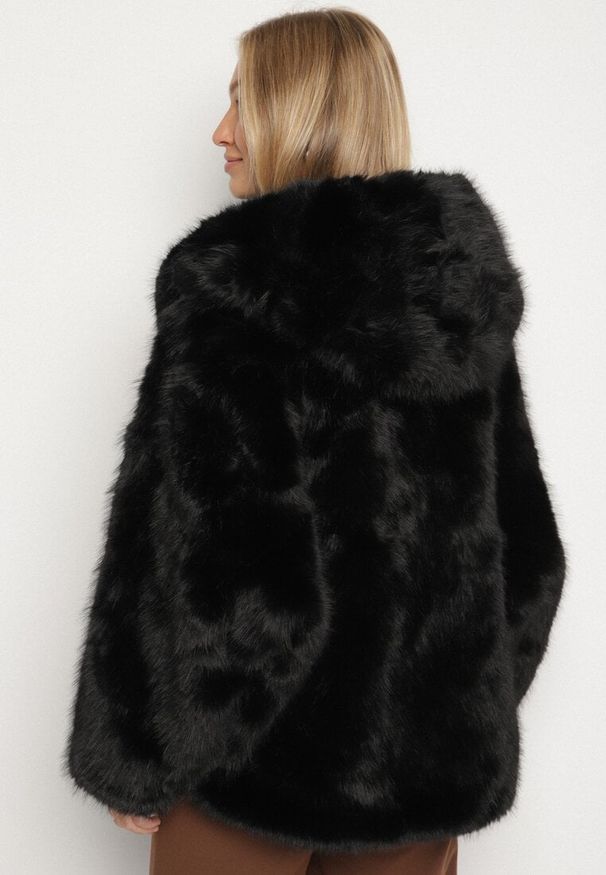 Born2be - Czarna Kurtka Futerko Oversize z Kapturem Unillea. Okazja: na co dzień. Typ kołnierza: kaptur. Kolor: czarny. Materiał: futro. Styl: casual, elegancki