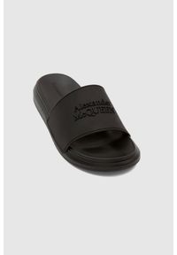 Alexander McQueen - ALEXANDER MCQUEEN Czarne klapki męskie z logo, Rozmiar 43. Kolor: czarny #4