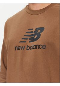 New Balance Bluza Essentials Stacked Logo French Terry Crewneck MT31538 Brązowy Regular Fit. Kolor: brązowy. Materiał: syntetyk, bawełna