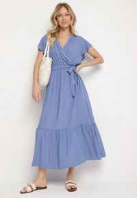 Born2be - Niebieska Wiskozowa Sukienka z Kopertowym Dekoltem z Paskiem Savorlisse. Okazja: na co dzień. Kolor: niebieski. Materiał: wiskoza. Wzór: aplikacja. Typ sukienki: kopertowe. Styl: casual, klasyczny #7