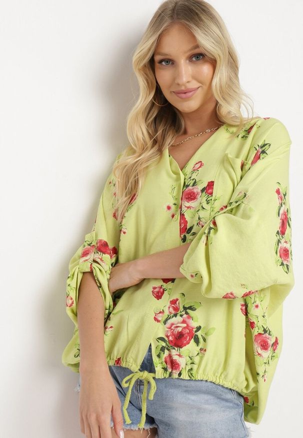 Born2be - Zielona Koszula z Wiskozy ze Ściągaczami w Kwiaty Tineras. Okazja: na co dzień. Kolor: zielony. Materiał: wiskoza. Wzór: kwiaty. Styl: casual