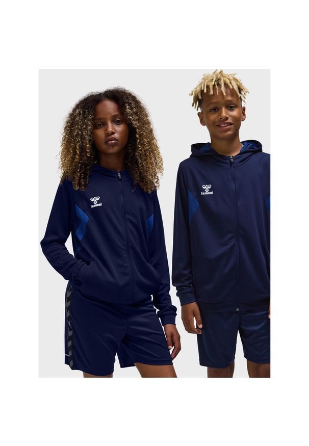 Dziecięca poliestrowa kurtka dresowa z kapturem i zamkiem błyskawicznym Hummel A. Typ kołnierza: kaptur. Kolor: niebieski. Materiał: dresówka, poliester. Sport: joga i pilates