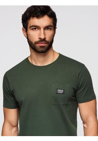 Ombre Clothing - Casualowy męski t-shirt z naszywką na kieszeni – ciemnooliwkowy V4 - Rozmiar: L. Okazja: na co dzień. Kolor: oliwkowy. Materiał: skóra, bawełna, guma, jersey. Wzór: aplikacja. Styl: casual