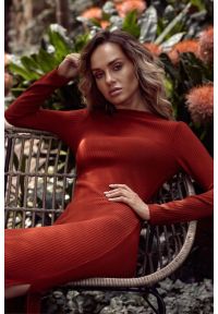 Sukienki.shop - Sukienka dzianinowa midi z golfem dopasowana czarna tuba. Typ kołnierza: golf. Kolor: czarny, czerwony. Materiał: dzianina. Sezon: zima, jesień. Długość: midi #4