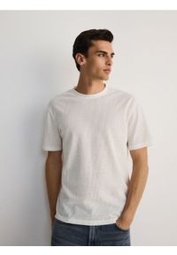 Reserved - Strukturalny t-shirt regular - złamana biel. Materiał: bawełna, dzianina