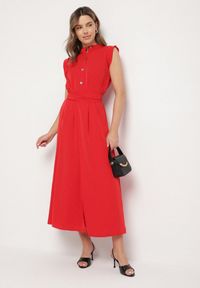 Born2be - Czerwona Sukienka Koszulowa o Rozkloszowanym Kroju z Wiązaniem w Pasie Mavirielle. Okazja: na co dzień. Typ kołnierza: dekolt w serek. Kolor: czerwony. Materiał: skóra. Długość rękawa: długi rękaw. Typ sukienki: koszulowe. Styl: casual, elegancki #1
