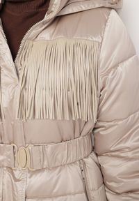 Born2be - Beżowa Pikowana Kurtka z Kapturem i Paskiem z Marszczeniem Zdobiona Frędzlami Sanoria. Okazja: na co dzień. Typ kołnierza: kaptur. Kolor: beżowy. Materiał: jeans. Wzór: aplikacja. Styl: casual, elegancki #6