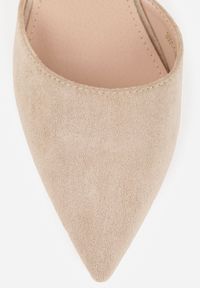 Renee - Ciemnobeżowe Czółenka Vices na Słupku z Wkładką ze Skóry Naturalnej i Ozdobnymi Paskami Lizzetta. Okazja: na randkę, na ślub cywilny, na wesele. Zapięcie: pasek. Kolor: beżowy. Materiał: skóra. Wzór: paski. Obcas: na słupku. Styl: elegancki #5