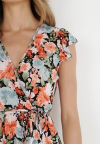 Born2be - Czarno-Niebieska Sukienka Iraris. Typ kołnierza: kołnierz z falbankami. Kolor: niebieski. Materiał: wiskoza, materiał, tkanina. Długość rękawa: bez rękawów. Wzór: kwiaty. Sezon: lato. Typ sukienki: kopertowe. Długość: maxi #6