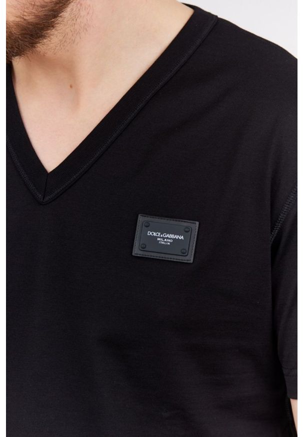 Dolce and Gabbana - DOLCE & GABBANA Czarny t-shirt męski w serek z aplikacją z logo. Typ kołnierza: dekolt w serek. Kolor: czarny. Materiał: prążkowany. Wzór: aplikacja