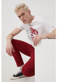 Tommy Jeans Spodnie męskie kolor bordowy w fasonie chinos. Kolor: czerwony. Materiał: materiał, bawełna, tkanina. Wzór: gładki