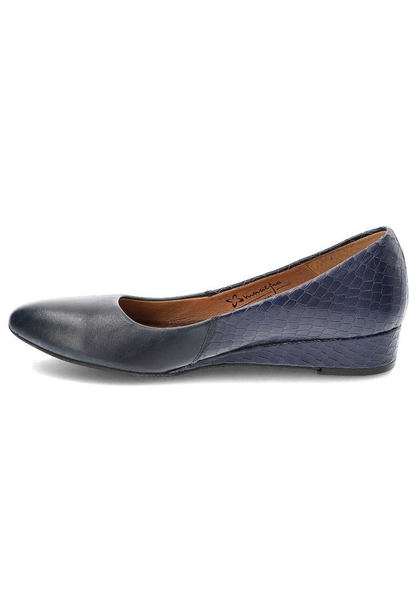 Granatowe Czółenka Maciejka Eleganckie Skórzane Buty. Okazja: na co dzień. Zapięcie: bez zapięcia. Kolor: niebieski. Materiał: skóra. Szerokość cholewki: normalna. Obcas: na koturnie. Styl: elegancki. Wysokość obcasa: średni