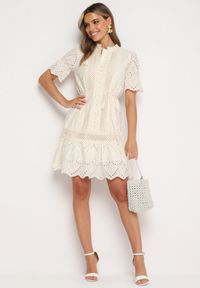 Born2be - Jasnobeżowa Bawełniana Ażurowa Sukienka w Stylu Boho z Falbanką i Paskiem Nelisse. Okazja: na co dzień. Typ kołnierza: kołnierz z falbankami. Kolor: beżowy. Materiał: bawełna. Wzór: ażurowy. Sezon: wiosna, lato. Styl: boho #7