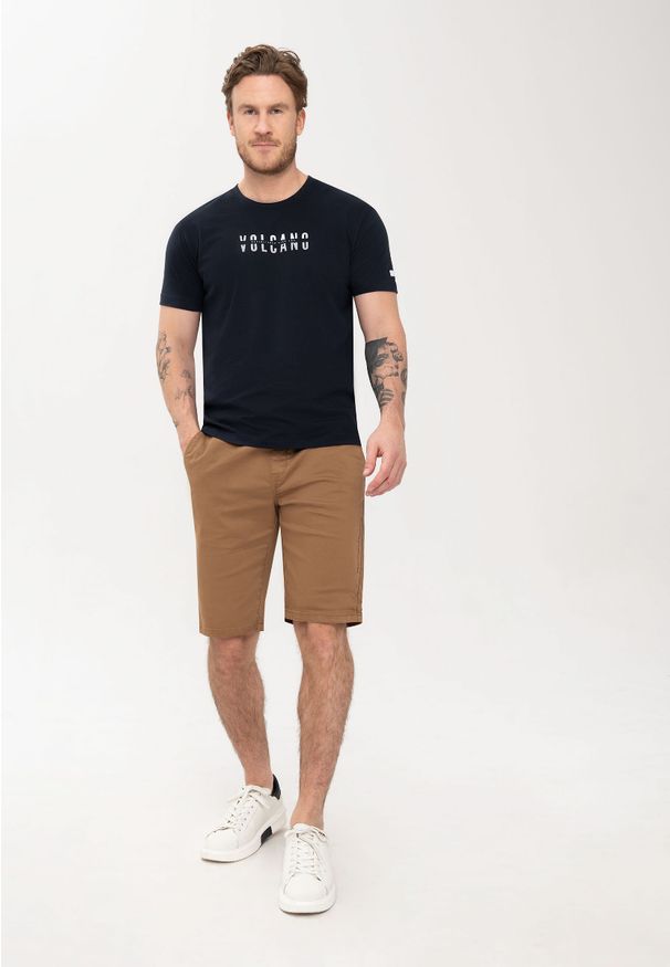 Volcano - Kamelowe męskie bawełniane szorty P-LEARS. Kolekcja: plus size. Materiał: bawełna. Długość: krótkie. Wzór: napisy. Styl: klasyczny