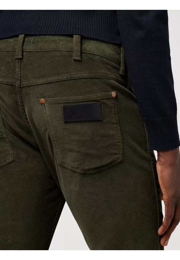 Wrangler - MĘSKIE SPODNIE SZTRUKSOWE WRANGLER GREENSBORO FOREST NIGHT 112371011. Materiał: sztruks