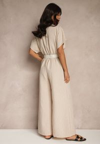 Renee - Beżowy Kopertowy Kombinezon z Nietoperzowymi Rękawami i Paskiem Tollamira. Okazja: na co dzień. Kolor: beżowy. Styl: elegancki, casual