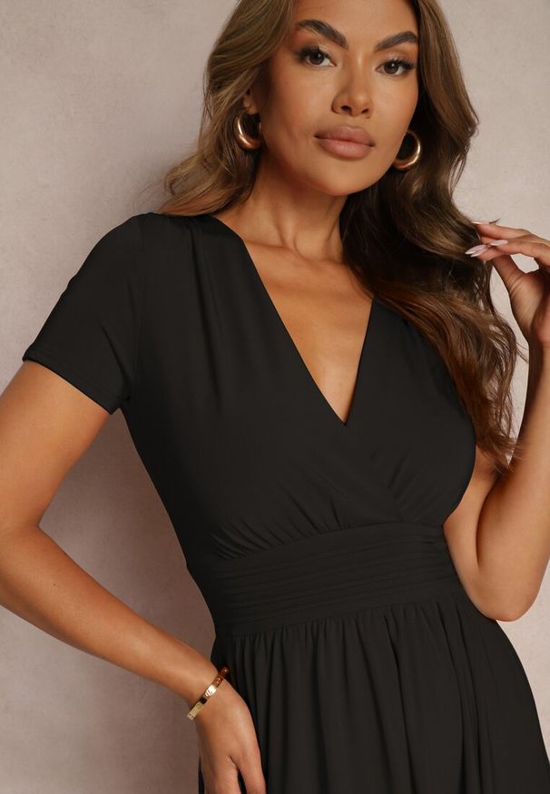 Renee - Czarna Sukienka Taliowana z Kopertowym Dekoltem o Rozkloszowanym Kroju Rimadea. Typ kołnierza: dekolt kopertowy. Kolor: czarny. Typ sukienki: kopertowe. Styl: elegancki