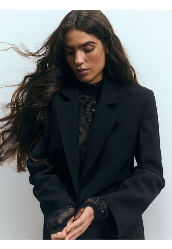 Reserved - Golf z ozdobną aplikacją - czarny. Typ kołnierza: golf. Kolor: czarny. Materiał: dzianina. Wzór: aplikacja