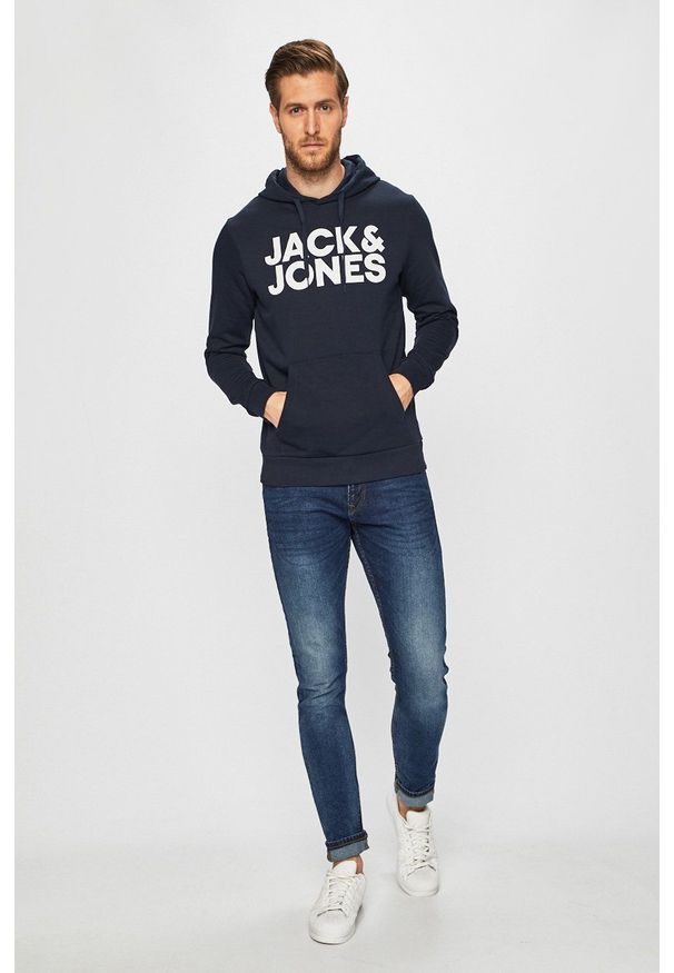 Jack & Jones Bluza męska kolor granatowy z kapturem z nadrukiem. Okazja: na co dzień. Typ kołnierza: kaptur. Kolor: niebieski. Materiał: dzianina. Wzór: nadruk. Styl: casual
