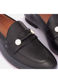 Marco Shoes Loafersy ze złotą ozdobą czarne. Kolor: czarny. Wzór: aplikacja #3