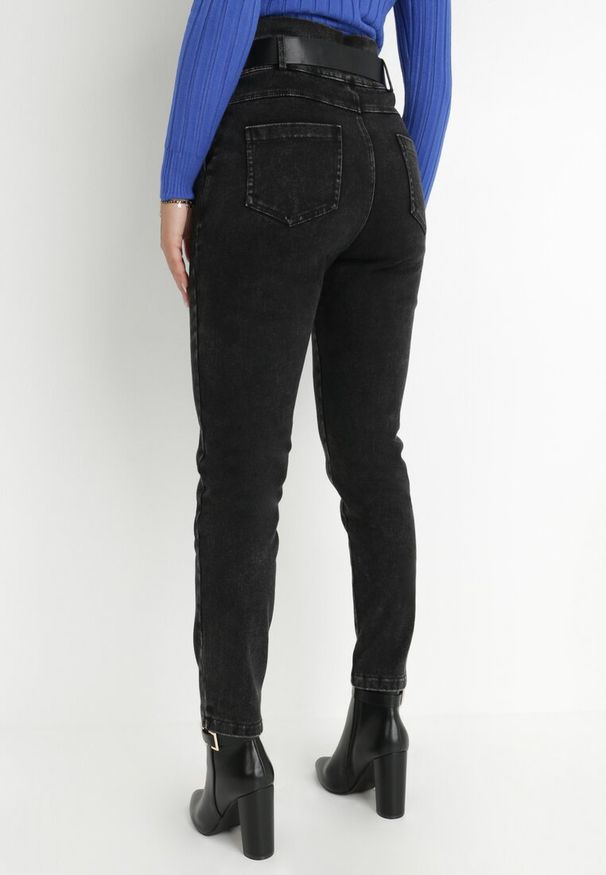 Born2be - Czarne Jeansy Mom Fit z Paskiem Humilia. Okazja: na co dzień. Stan: podwyższony. Kolor: czarny. Wzór: gładki. Styl: casual