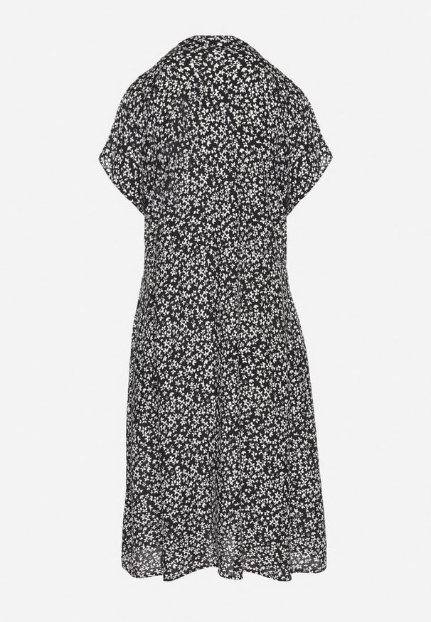 Born2be - Czarno-Biała Bawełniana Sukienka Koszulowa w Kwiaty z Rozkloszowanym Dołem Jerilsa. Okazja: na co dzień. Typ kołnierza: kołnierzyk klasyczny. Kolor: czarny. Materiał: bawełna. Długość rękawa: krótki rękaw. Wzór: kwiaty. Typ sukienki: koszulowe. Styl: klasyczny, casual, elegancki