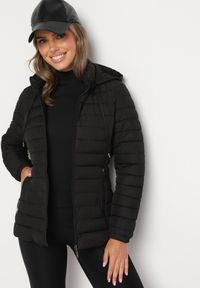 Born2be - Czarna Pikowana Kurtka z Kapturem i Sznurkami Miviana. Okazja: na spacer. Typ kołnierza: kaptur. Kolor: czarny. Materiał: jeans. Długość rękawa: długi rękaw. Długość: długie #3