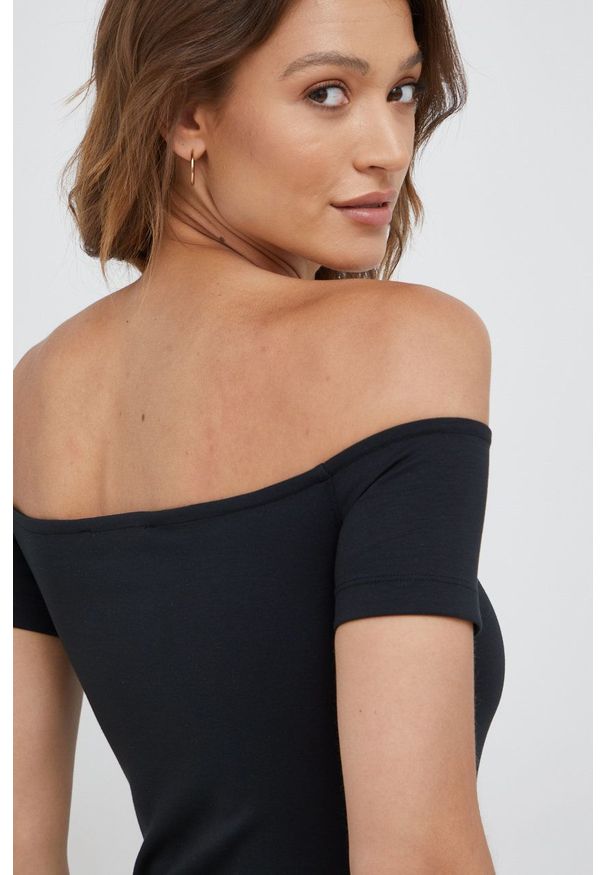 Calvin Klein Jeans sukienka kolor czarny mini dopasowana. Kolor: czarny. Materiał: włókno, dzianina. Długość rękawa: krótki rękaw. Typ sukienki: dopasowane. Długość: mini