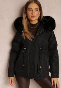 Renee - Czarna Kurtka Nylonowa Parka z Odpinanym Futerkiem Pasca. Kolor: czarny. Materiał: nylon, futro. Wzór: paski. Styl: klasyczny #3