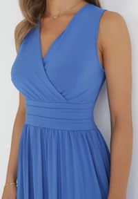 Born2be - Niebieska Sukienka Midi Bez Rękawów z Plisowanym Dołem Dreana. Kolor: niebieski. Długość rękawa: bez rękawów. Styl: elegancki. Długość: midi #5