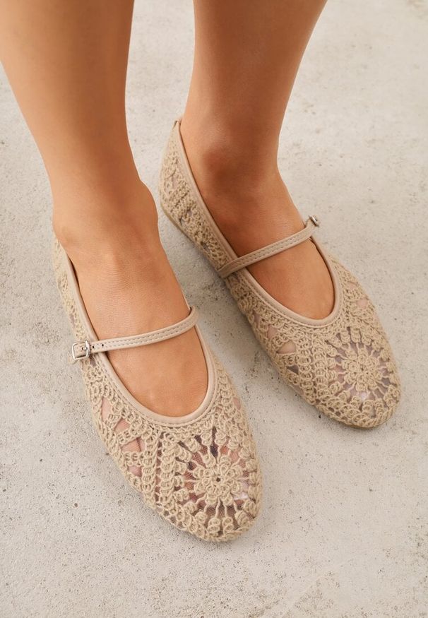 Renee - Ciemnobeżowe Boho Balerinki VICES w Stylu Mary Jane z Ażurową Cholewką Lainia. Zapięcie: pasek. Kolor: beżowy. Materiał: jeans. Szerokość cholewki: normalna. Wzór: ażurowy. Styl: boho