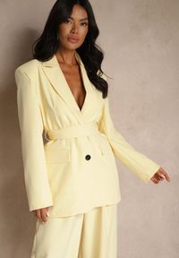 Renee - Żółta Marynarka Oversize z Usztywnioną Linią Ramion i Paskiem Diolisa. Okazja: na co dzień, na spotkanie biznesowe. Kolor: żółty. Materiał: jeans. Styl: elegancki, biznesowy, casual