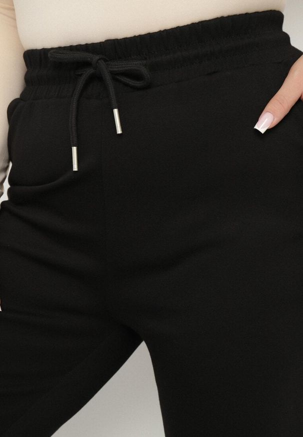 Born2be - Czarne Spodnie Dresowe z Bawełną z Kieszeniami Halithra. Okazja: na co dzień. Kolekcja: plus size. Kolor: czarny. Materiał: bawełna, dresówka. Styl: klasyczny, casual, elegancki