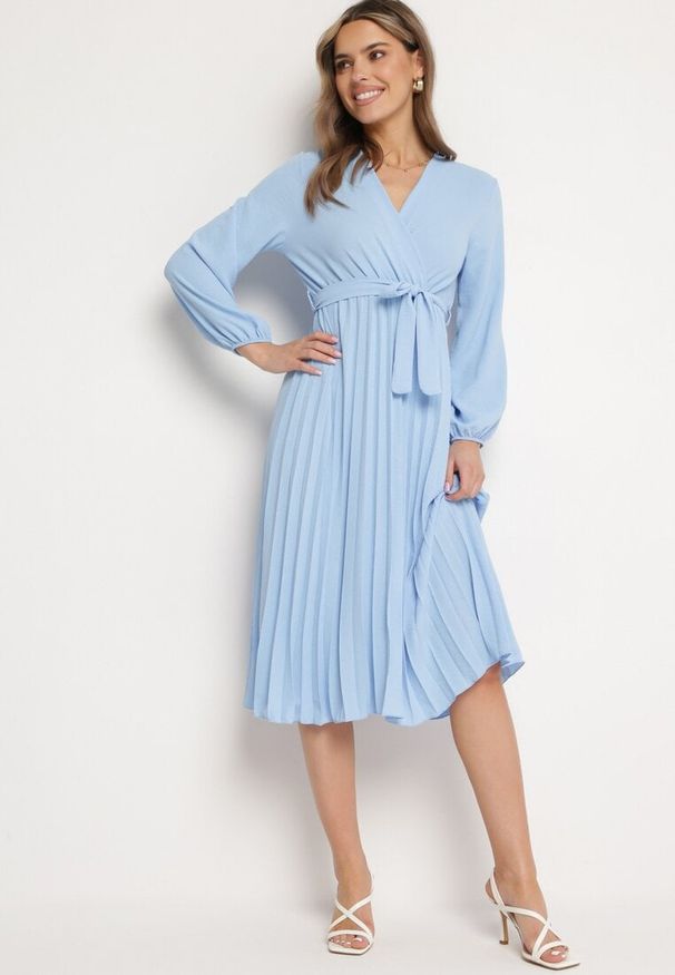 Born2be - Jasnoniebieska Sukienka Mesyre. Okazja: do pracy, na randkę. Typ kołnierza: dekolt w kształcie V. Kolor: niebieski. Materiał: materiał. Typ sukienki: kopertowe, plisowane. Długość: midi