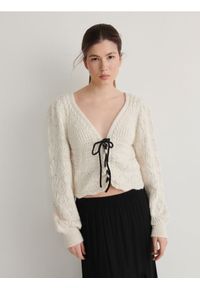 Reserved - Sweter z wiązaniem - kremowy. Kolor: kremowy. Materiał: dzianina. Długość: krótkie