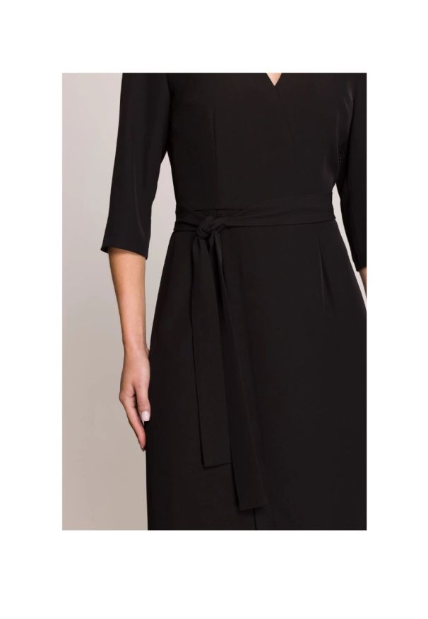 Stylove - Elegancka sukienka midi z dekoltem V i rozcięciem czarna. Okazja: na spotkanie biznesowe. Typ kołnierza: typu klepsydra, dekolt w kształcie V. Kolekcja: dla wysokich. Kolor: niebieski, czarny, różowy. Wzór: gładki. Typ sukienki: kopertowe. Materiał: tkanina, satyna, guma, elastan. Styl: elegancki. Długość: midi