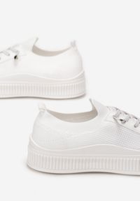 Renee - Białe Trampki Telephaea. Nosek buta: okrągły. Zapięcie: bez zapięcia. Kolor: biały. Materiał: materiał, guma. Szerokość cholewki: normalna. Wzór: aplikacja