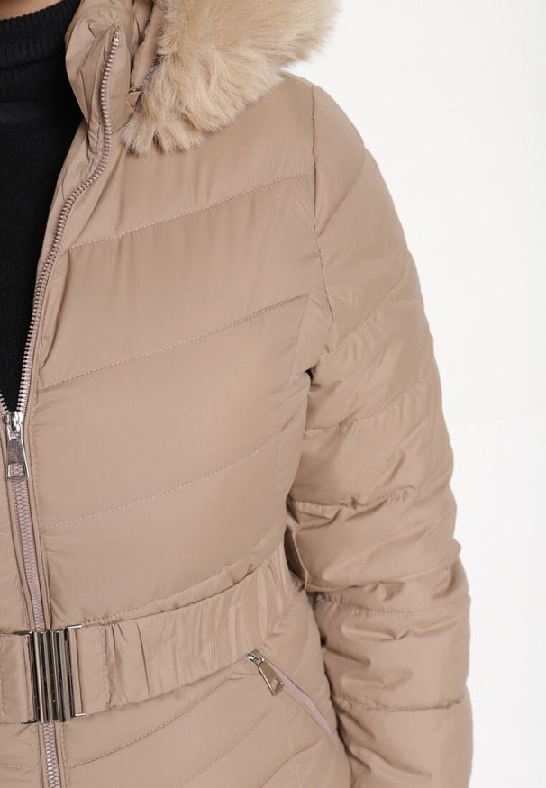 Born2be - Ciemnobeżowa Pikowana Kurtka Zimowa z Paskiem i Kapturem z Futrem z Możliwością Odpięcia Toriella. Okazja: na co dzień. Kolekcja: plus size. Kolor: beżowy. Długość: długie. Wzór: aplikacja. Materiał: futro. Długość rękawa: długi rękaw. Sezon: zima. Styl: wizytowy, elegancki, casual