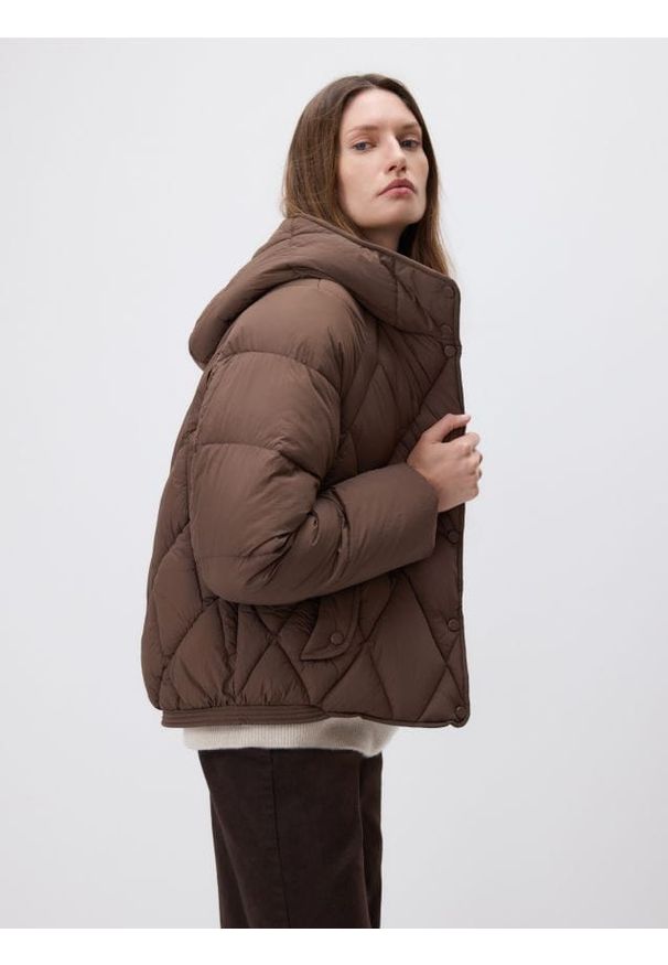 Reserved - Pikowana kurtka z kapturem - ciemnobrązowy. Typ kołnierza: kaptur. Kolor: brązowy. Materiał: tkanina