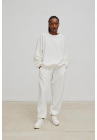Marsala - Spodnie typu jogger w kolorze WHITE CLOUD - AUSTIN-XL. Stan: podwyższony. Kolekcja: plus size. Materiał: poliester, bawełna. Wzór: prążki. Styl: elegancki