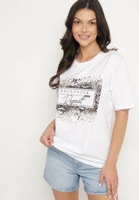 Born2be - Biały Bawełniany T-shirt Ozdobiony Nadrukiem Nartzedi. Okazja: na co dzień. Kolor: biały. Materiał: bawełna. Wzór: aplikacja, nadruk. Styl: casual #7