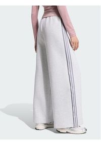 Adidas - adidas Spodnie dresowe SPACER Szary Loose Fit. Kolor: szary. Materiał: dresówka. Sport: turystyka piesza #4
