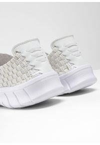 bonprix - Wygodne buty wsuwane na elastycznej podeszwie. Okazja: na co dzień. Zapięcie: bez zapięcia. Kolor: biały. Materiał: materiał #2