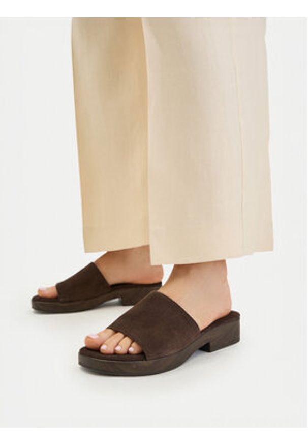 Gino Rossi - GINO ROSSI Klapki EO-LZRL0558-84 Brązowy. Kolor: brązowy. Materiał: skóra, zamsz